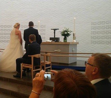 Brudepar ved alteret i Vejleå Kirke