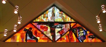 Glasmosaik med korsfæstelse og opstandelse